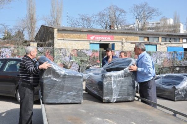 Senatorul Nicolae Moga donează canapele familiilor nevoiaşe